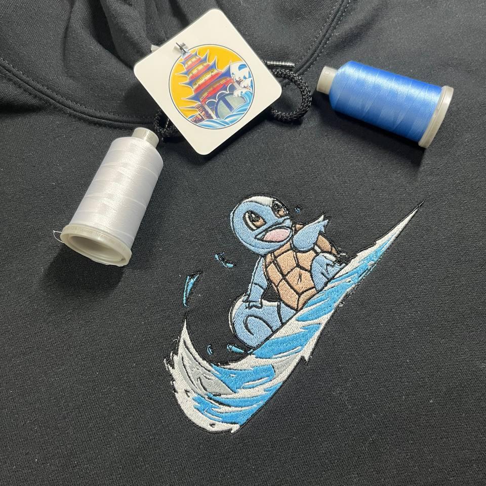 Carapuce Swoosh Custom | Pokémon | Sweat à capuche brodé