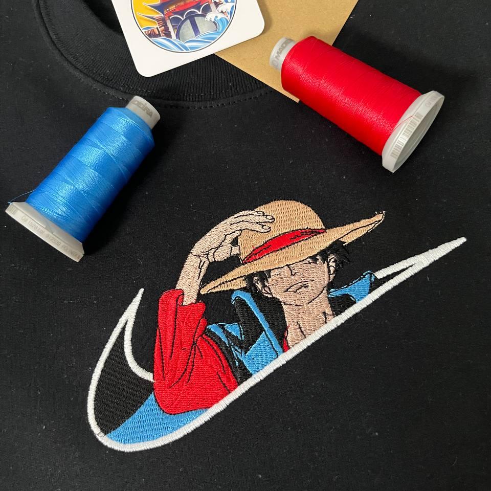 Hoodie Luffy Onigashima Nike brodé Sweat à capuche Luffy Chapeau de paille One Piece Swoosh Embroidery Sweat crewneck Monkey D Luffy brodé