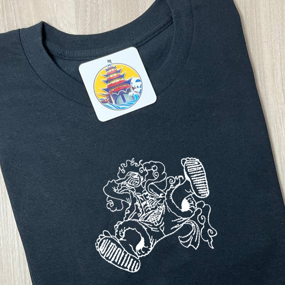 tshirt brodé one piece, luffy gear 5, t-shirt manga, broderie luffy, vêtement otaku, t-shirt anime brodé, mode japonaise, fan one piece, gear five, streetwear manga